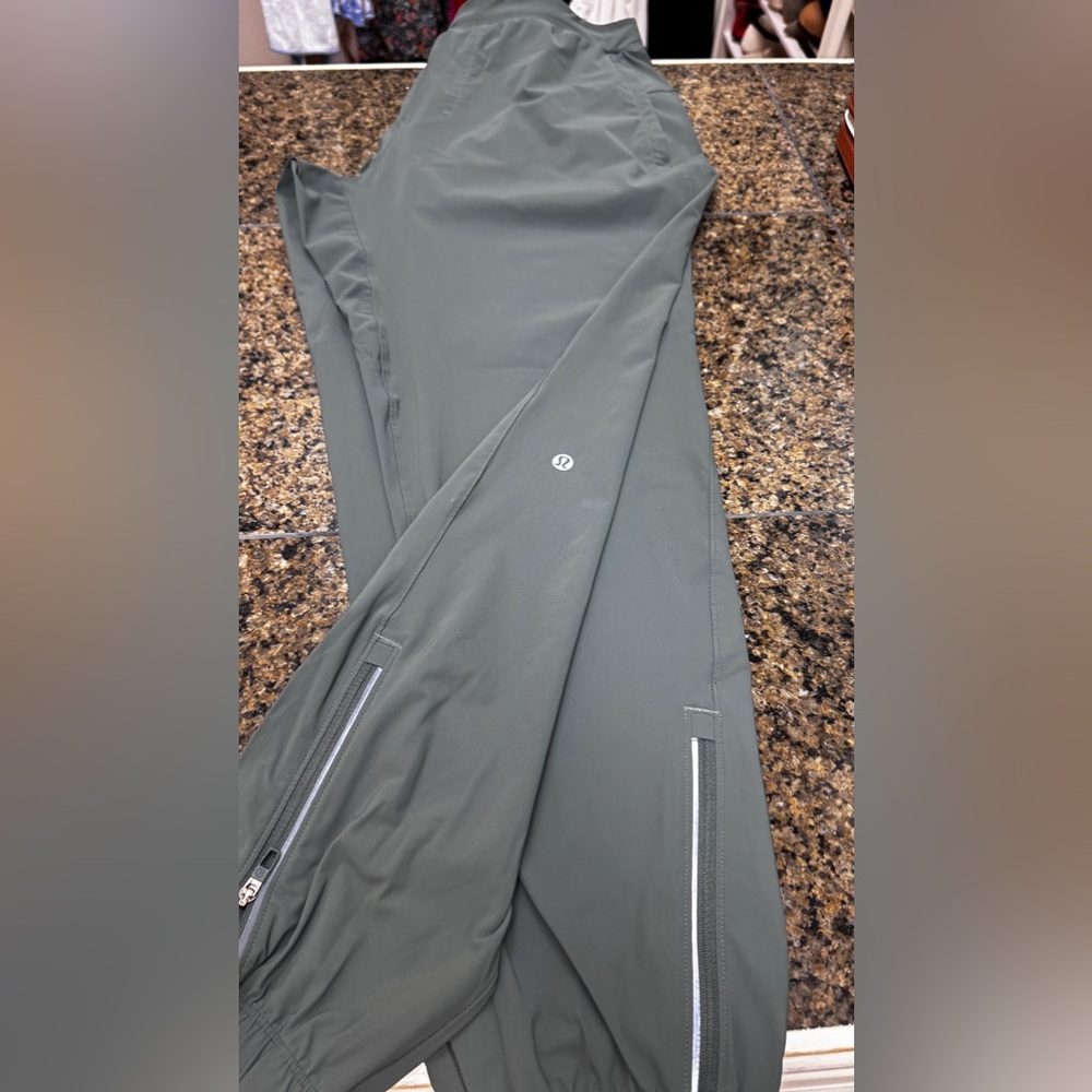 Lululemon Joggers, great conditon.
